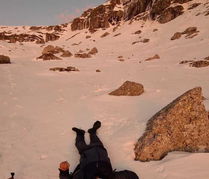 Tânăr accidentat pe munte - foto Salvamont Prahova Tânăr accidentat pe munte - foto Salvamont Prahova