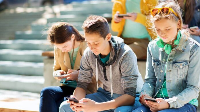 adolescenti pe telefoane