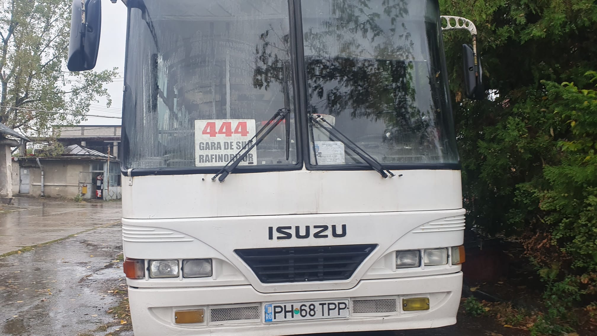 autobuzul ISUZU