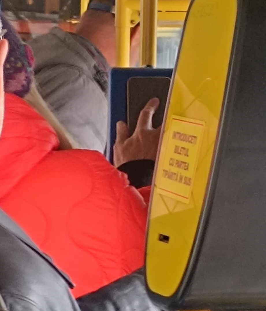 Femeia nu a putut achita biletul cu cardul