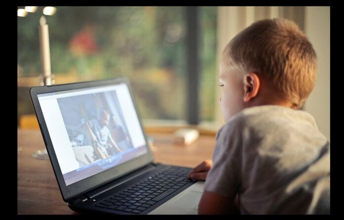 pericol copil internet