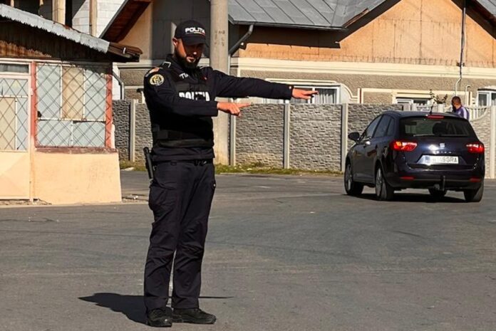 semn-tras-pe-dreapta-politie semnal politist tras pe dreapta