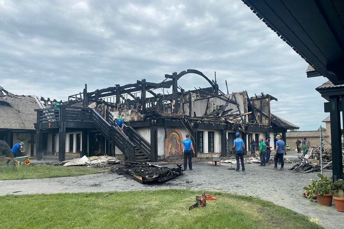 Chiliile călugărilor au fost distruse în incendiu