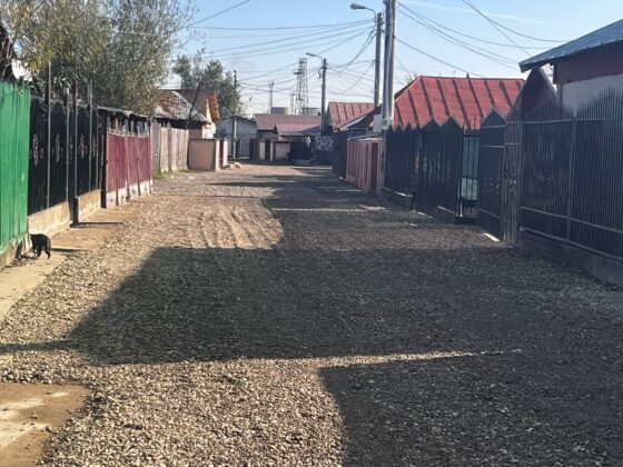 strada palanca mimiu acoperita cu pietris de localnici