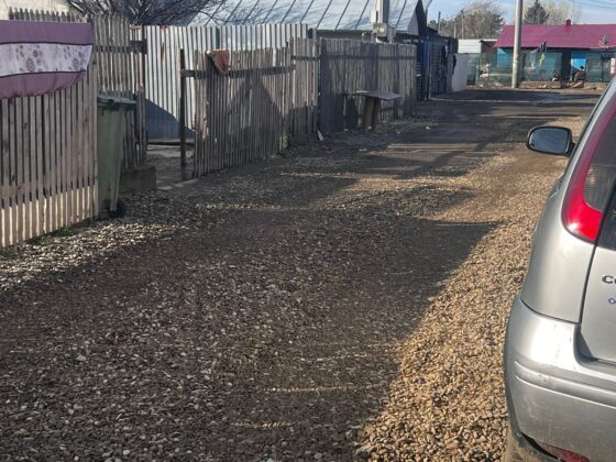 strada palanca mimiu acoperita cu pietris de localnici