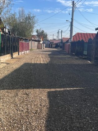 strada palanca mimiu acoperita cu pietris de localnici