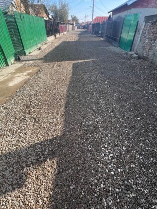 strada palanca mimiu acoperita cu pietris de localnici