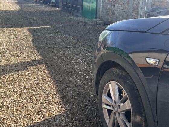 strada palanca mimiu acoperita cu pietris de localnici