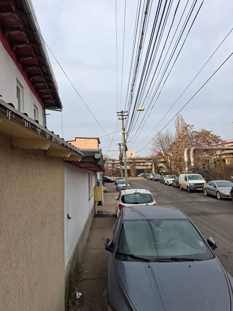 masini parcate pe trotuar ploiesti