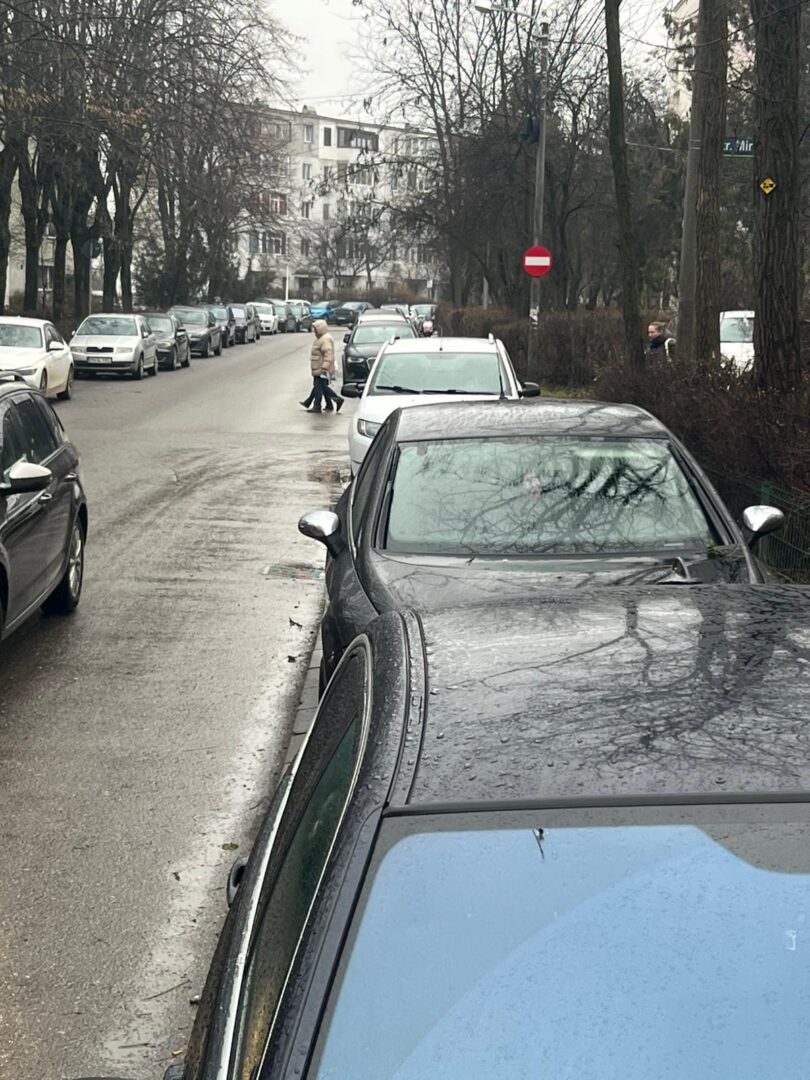 masini parcate pe trotuar ploiesti