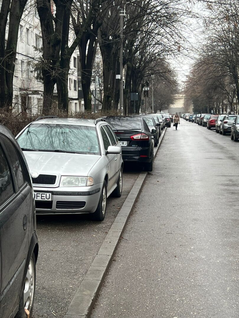 masini parcate pe trotuar ploiesti