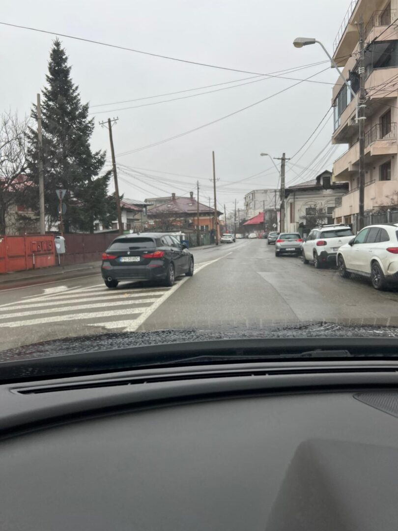 masini parcate pe trotuar ploiesti