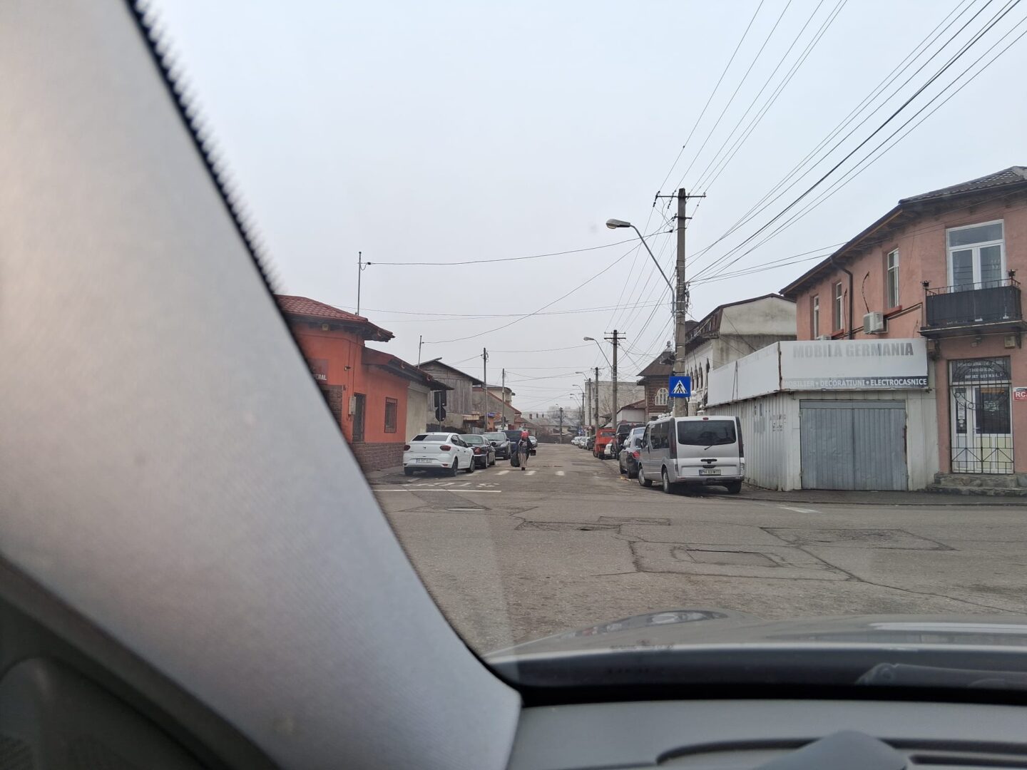 masini parcate pe trotuar ploiesti