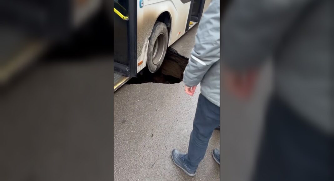 autobuz in groapa braila