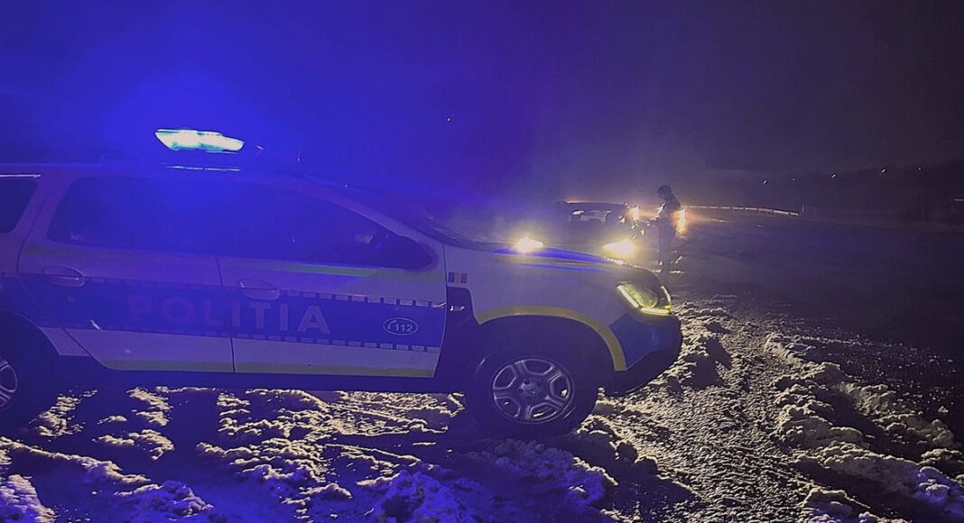 masina politie noaptea zapada