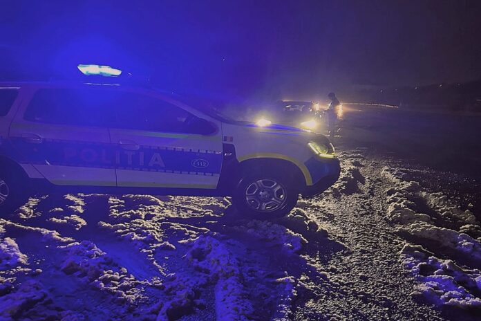 masina politie noaptea zapada
