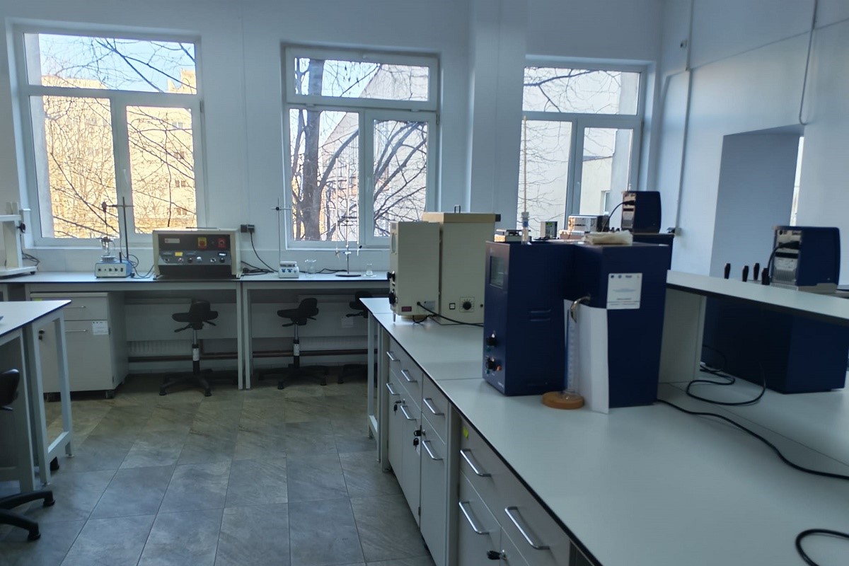 Laboratorul de distilare al UPG Ploiesti