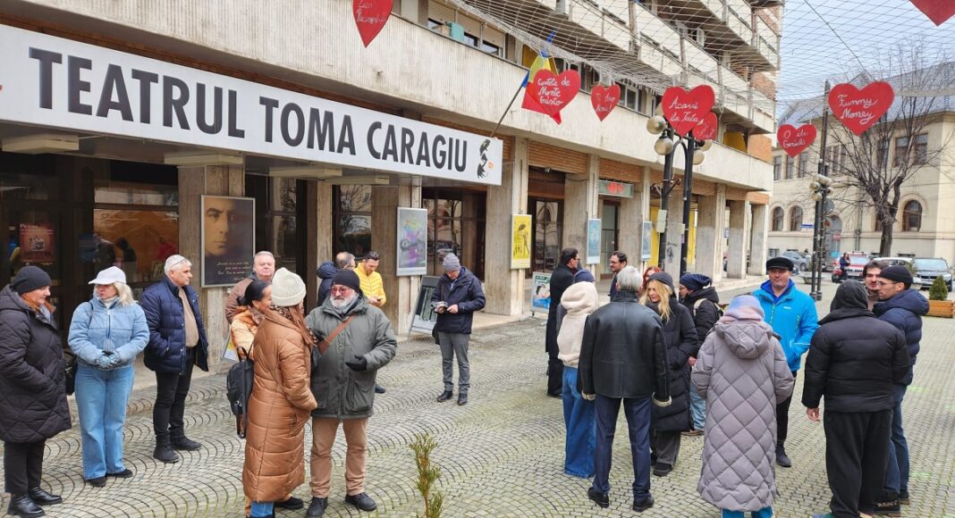Actorii protestează în fața teatrului
