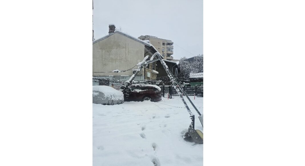 stalp cazut masina ploiesti iarna