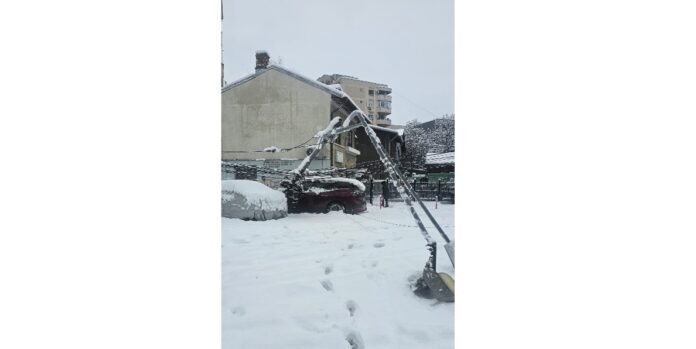 stalp cazut masina ploiesti iarna