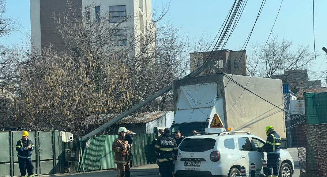 stalp cazut peste masina ploiesti
