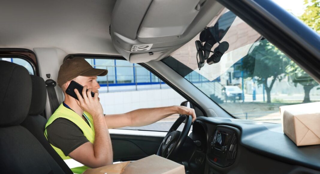 sofer vorbeste la telefon