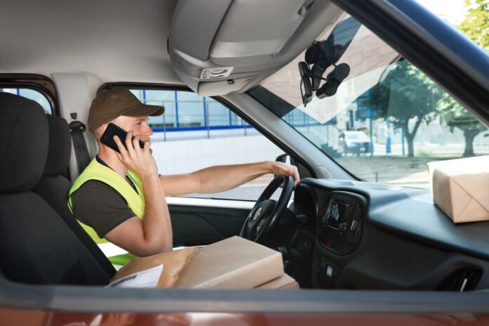 sofer vorbeste la telefon