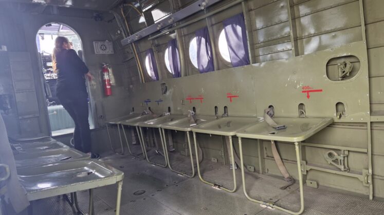 interior aeronava parasutisti
