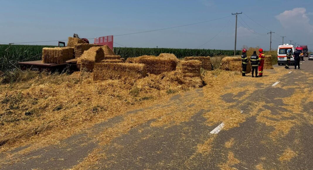 Camion cu baloți răsturnat. Pompierii prahoveni intervin [UPDATE]