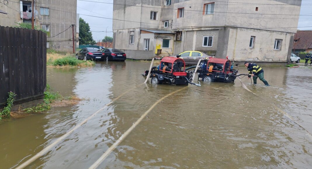12 persoane evacuate la Pleașa și zeci de locuințe afectate de acumulările de apă