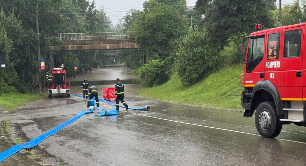 Peste 50 de intervenții ale pompierilor din Prahova după ploile torențiale. Locuințe și gospodării inundate în mai multe localități