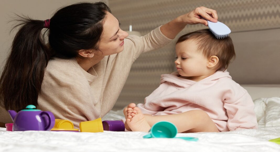 Fenomenul care schimbă protecția copilului în Prahova: tot mai puțini copii asistați maternal