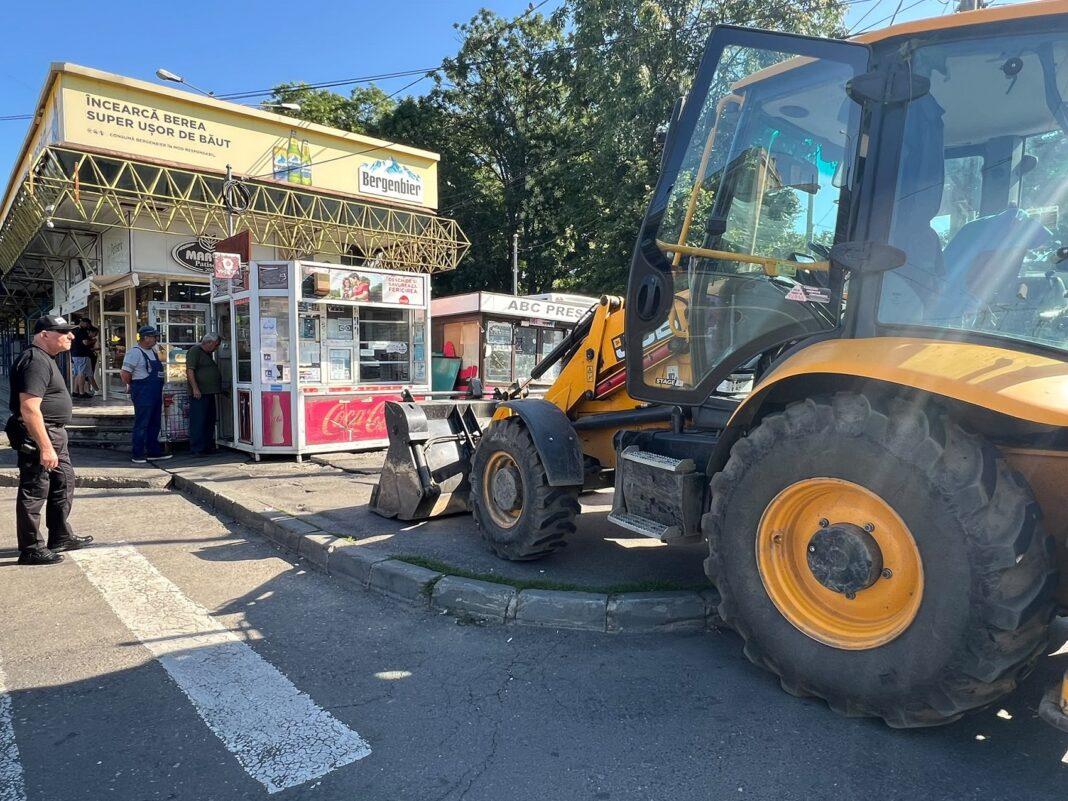 A început demolarea chioșcurilor din fața gărilor din Ploiești. Primele sunt cele de la Gara de Sud