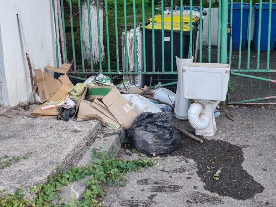 gunoi abandonat strada