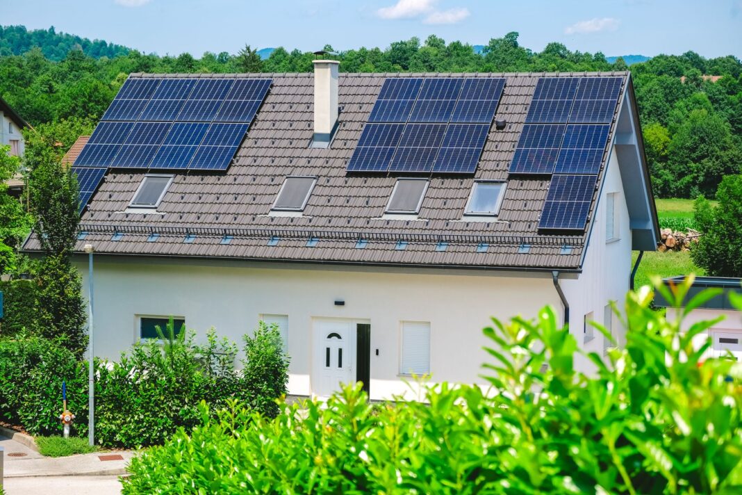 Prosumatorii nu vor mai aștepta doi ani. Când își vor recupera banii pentru energia livrată în rețea
