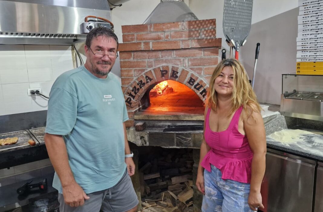 Au lăsat Bucureștiul și au deschis o pizzerie într-un sat din Prahova. Povestea „Pizza Pe Bune”
