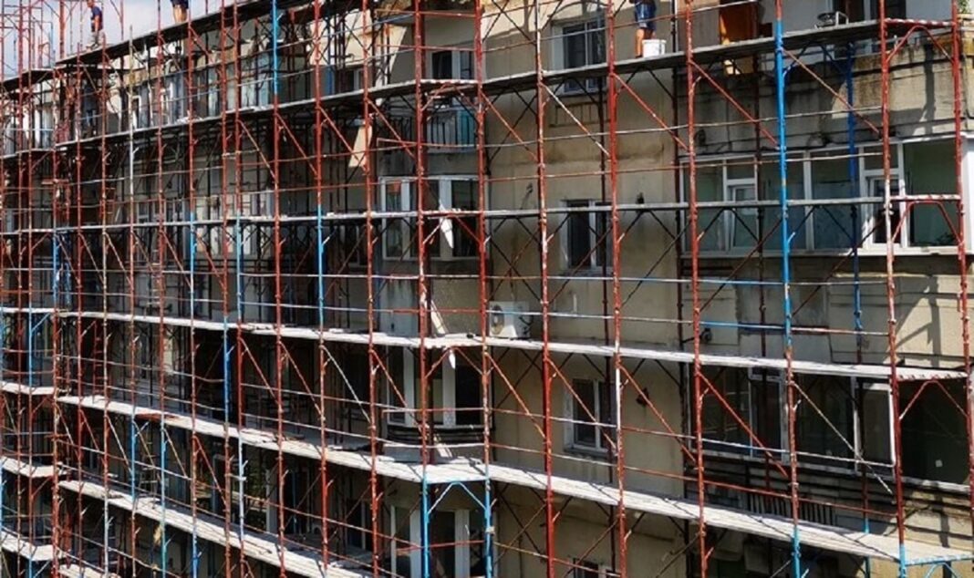 Ce se întâmplă cu anveloparea celor șase blocuri din Ploiești. Opt oferte au intrat în evaluare