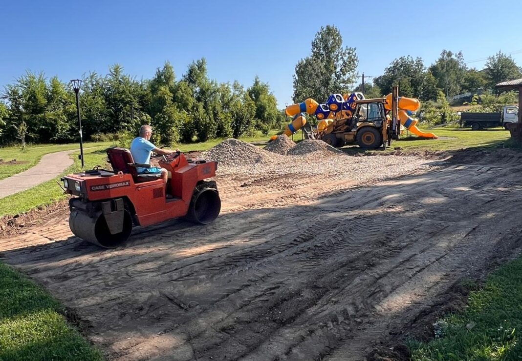 Parcul central din Băicoi va fi reconfigurat. Loc de joacă, zonă de picnic și teren de sport cu suprafață sintetică și nocturnă